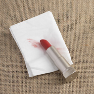 Nettoyer une tache de rouge à lèvres
